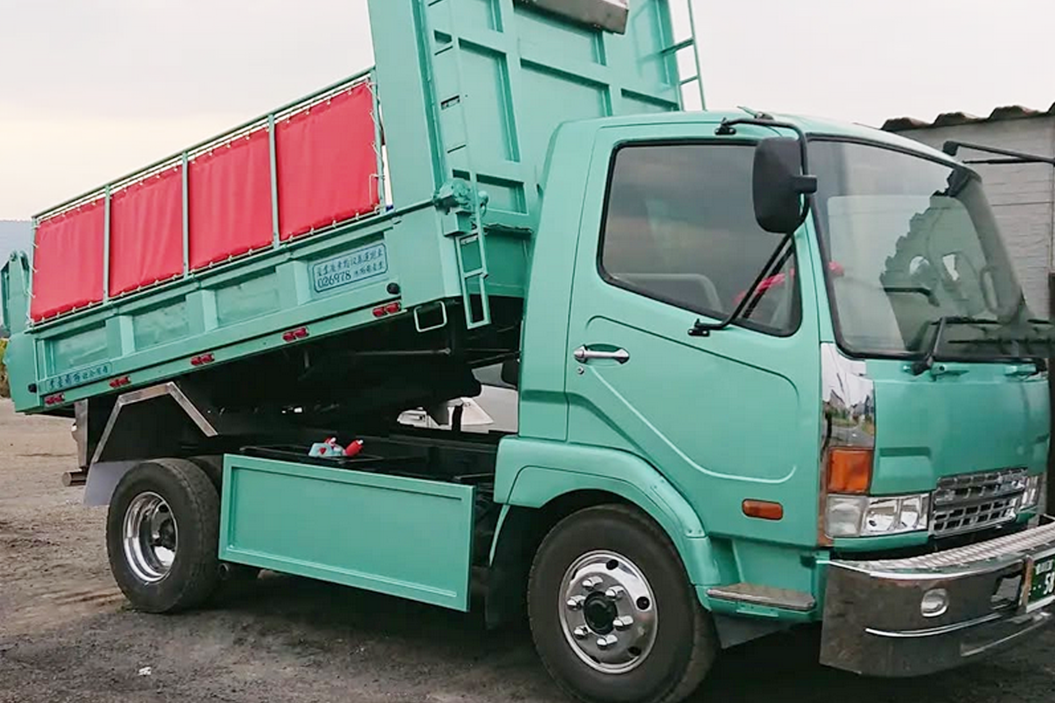 保有重機｜有限会社西岡産業